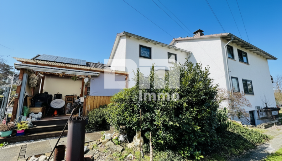 Schönes 1 bis 2 Familienwohnhaus mit großem Garten, Terrasse, Doppelgarage und Herkulesblick - Titel Rückansicht